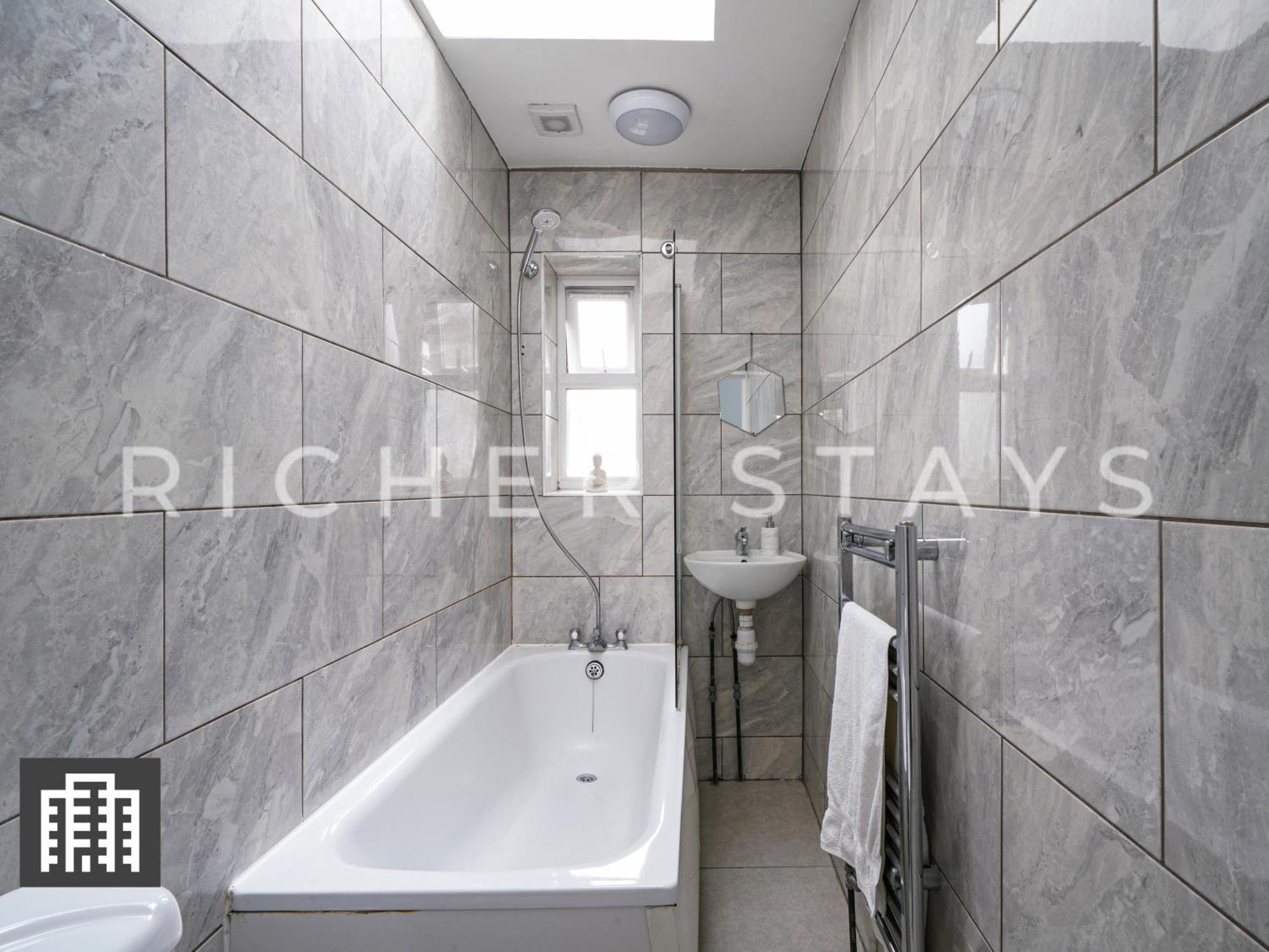 Large Home For Contractors & Families - Garden & Amenities Лондон Экстерьер фото